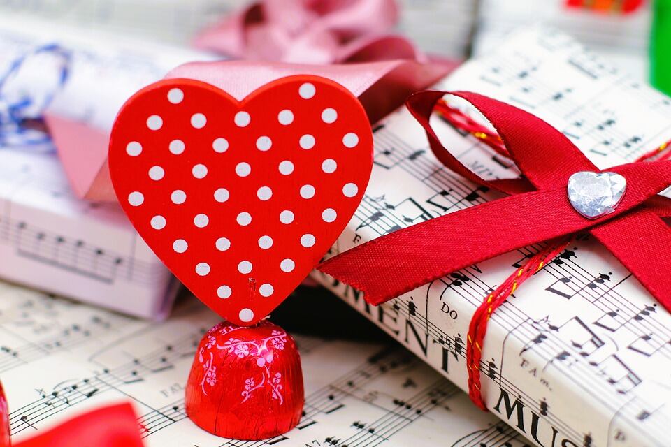 En San Valentín también se suelen entregar presentes. (Foto: Pixabay)