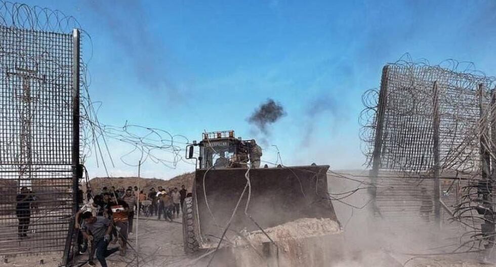 Militantes de Hamás rompen una sección de la valla fronteriza con Israel. (Captura de video).