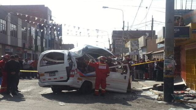 Arequipa: tres personas murieron en choque entre coaster y combi