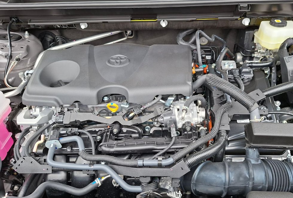 En las versiones gasolineras utiliza el motor de 2,0 litros, mientras que en las híbridas llega a 2,5 litros más motores eléctricos. (Foto: Fernando Roca)