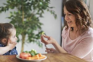 Alimentos que mejoran la salud mental de tus hijos: Chocolate amargo y palta son clave