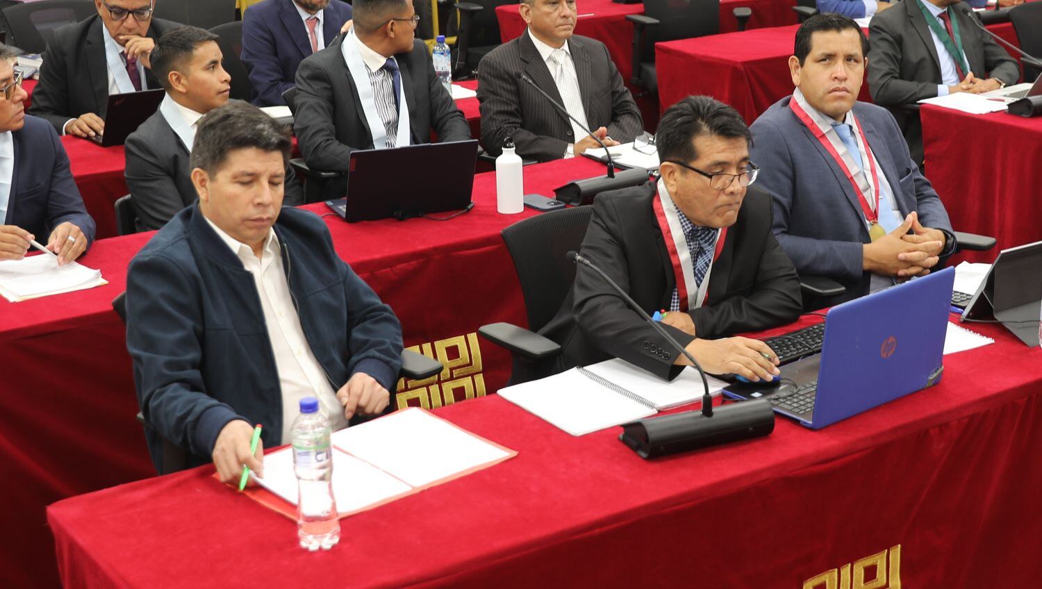 Pedro Castillo junto a su abogado en el juicio por el golpe de estado.