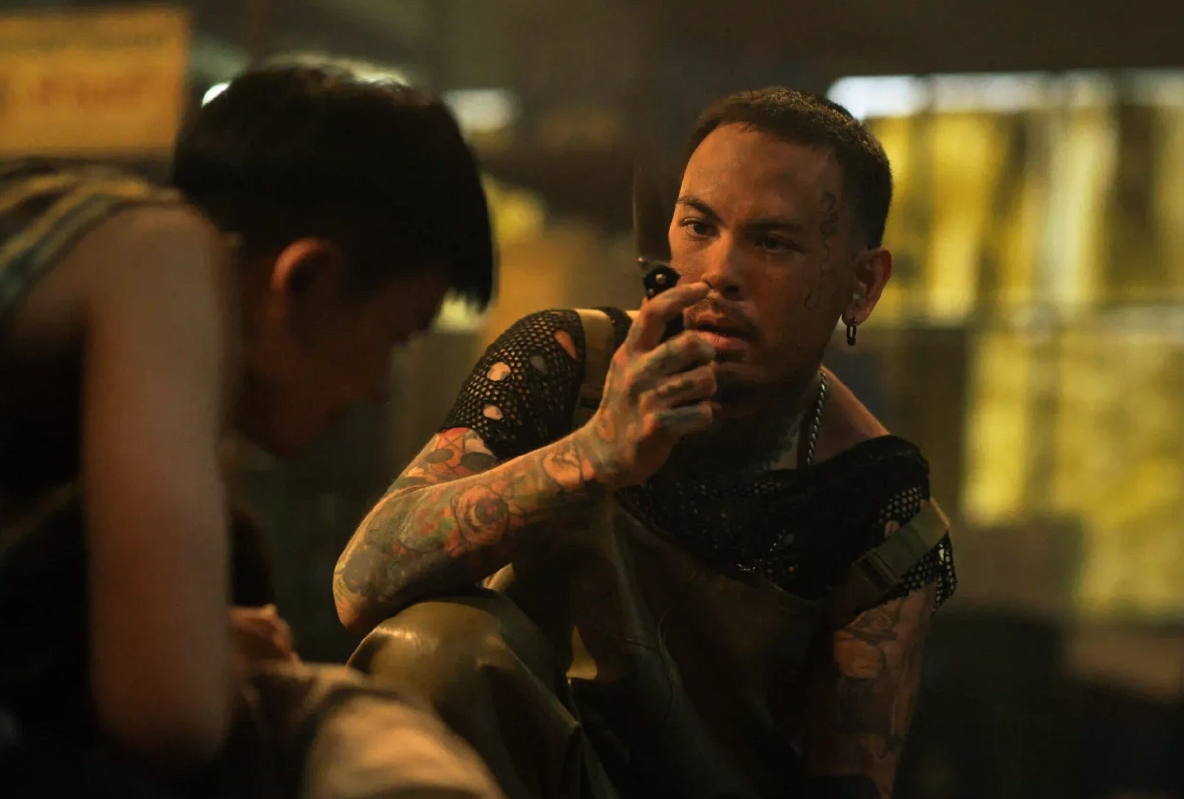 Petch le debe dinero al jefe de una pandilla en la película tailandesa "Todos te quieren cuando has muerto" (Foto: Netflix)