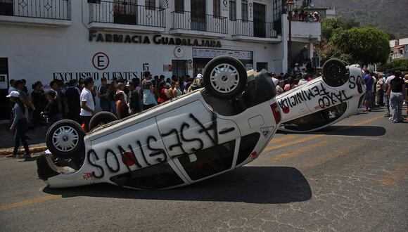 Personas bloquean unas calles, durante una protesta por el secuestro y asesinato de la menor Camila Gómez, en el municipio de Taxco, en el estado de Guerrero, México, el 28 de marzo de 2024. (Foto de José Luis de la Cruz / EFE)