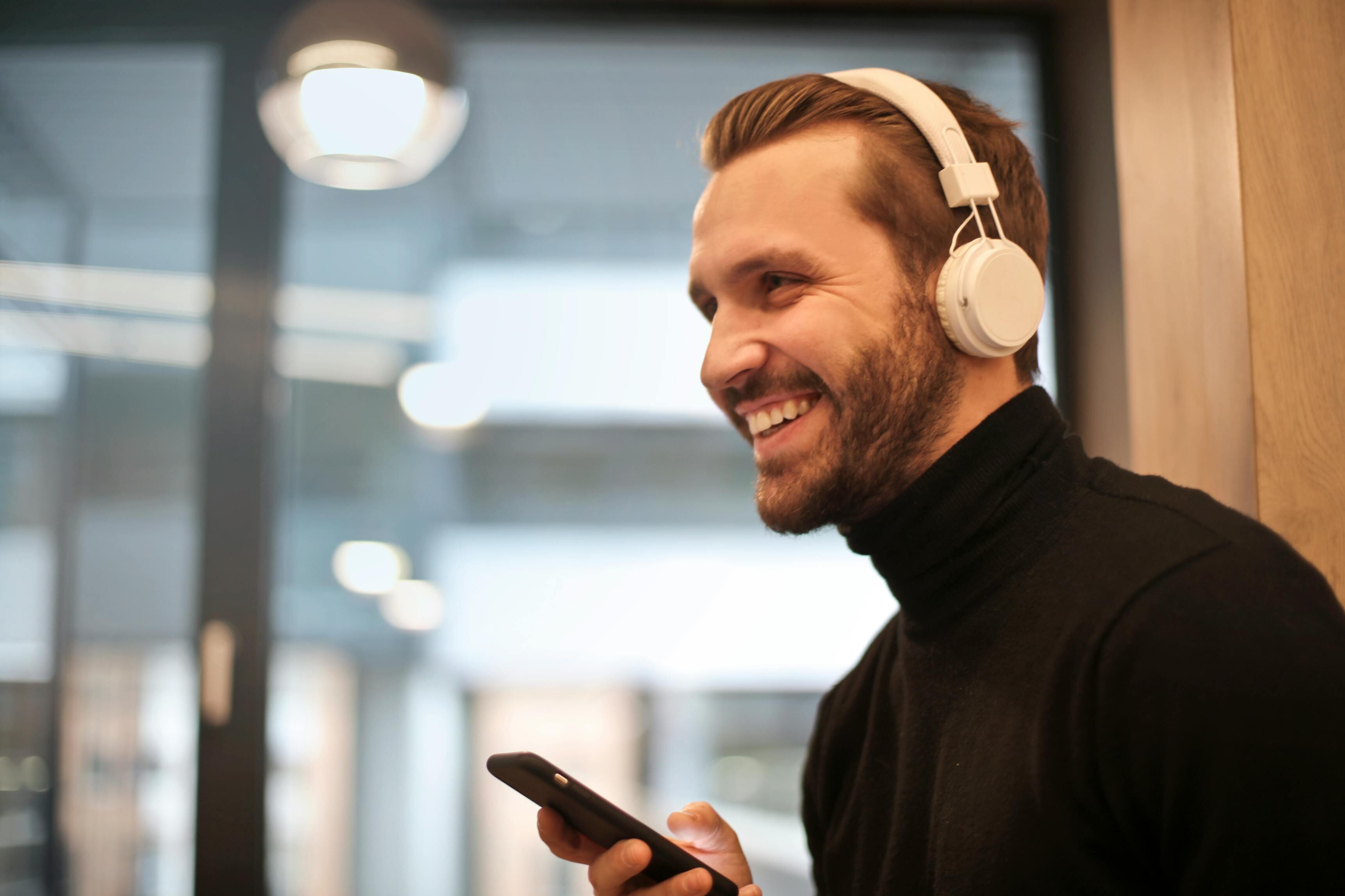 Si sueles utilizar auriculares a diario debes mantener el volumen de estos dispositivos a un nivel que no supere el 30 % del nivel máximo, según expertos.(Foto: Pexels/Andrea Piacquadio).
