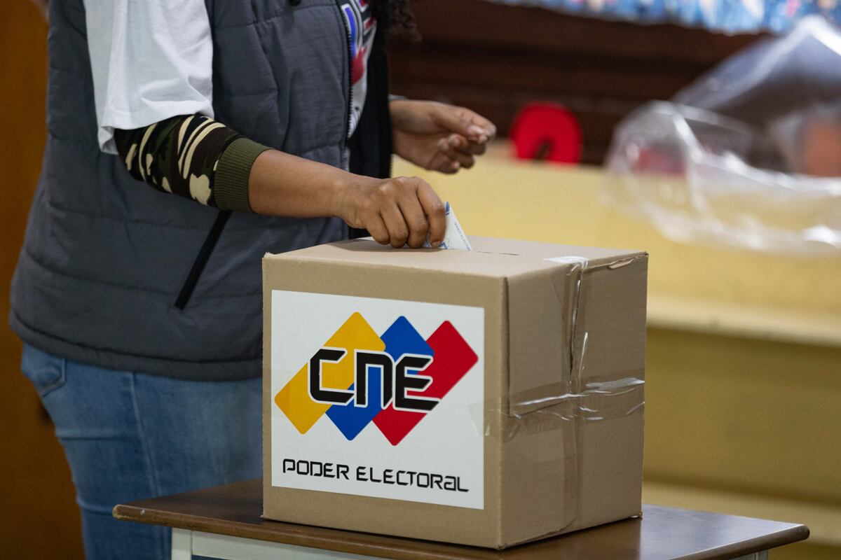 Una persona participando en un simulacro electoral en Caracas, Venezuela, el 10 de mayo de 2025. (Foto de Ronald Peña R / EFE)