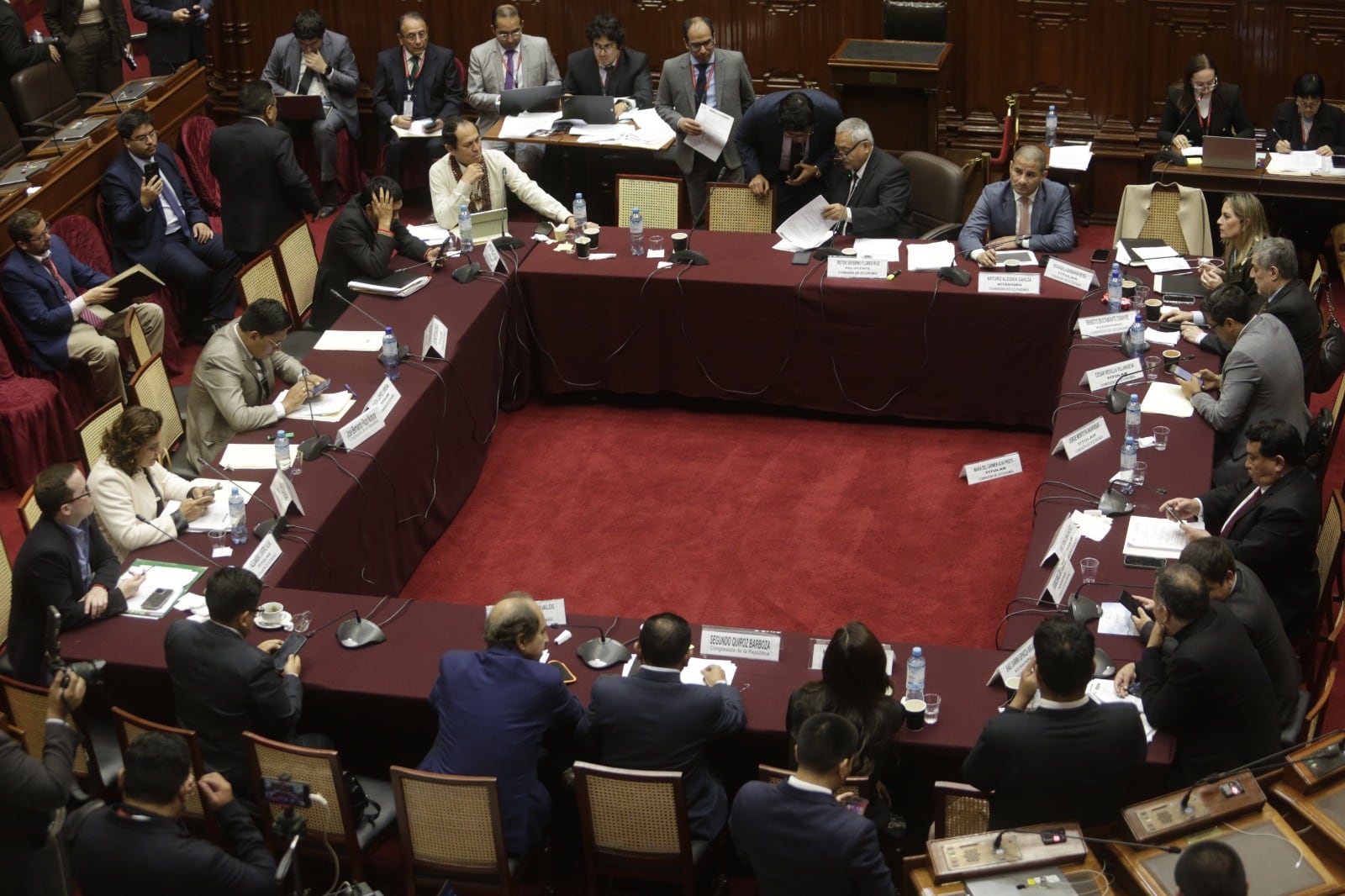 La comisión de Economía presidida por el congresista Víctor Flores, aprobó el octavo retiro de la AFP equivalente de las 4 UIT.