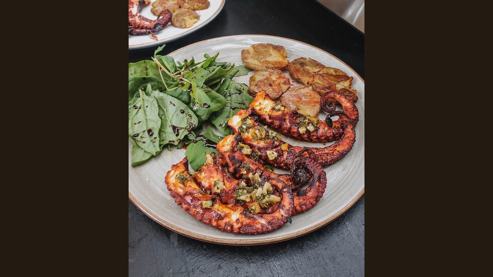 Delicias marinas. ¿Tu mamá es fan del cebiche? Engríela con platillos que la sorprenderán de principio a fin. Con el Club, disfruta del 50% de descuento en la carta de alimentos de Santo Pez (no incluye bebidas). Este beneficio es válido para consumo en el local, para llevar o delivery en sus locales de Miraflores y Surco. Aplica para feriados y días festivos. (Foto: Club de suscriptores)