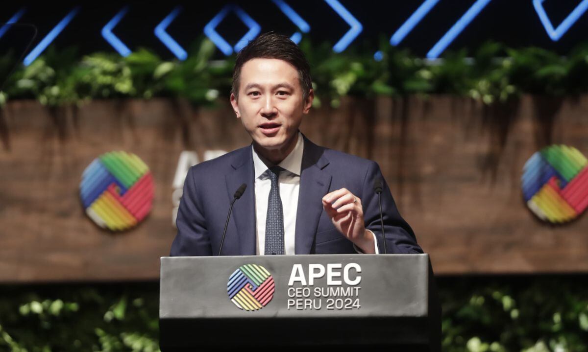 Discurso del CEO de TikTok durante su participación en la cumbre de APEC en Perú | Foto: Hugo Pérez / @photo.gec