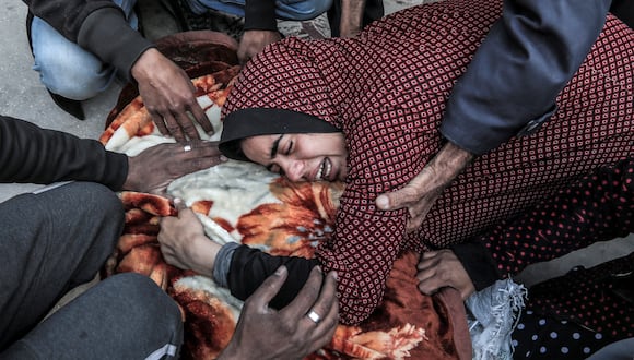 na mujer llora ante el cuerpo de un ser querido muerto durante un bombardeo israelí nocturno, en el hospital Al-Aqsa en Deir El-Balah, en el centro de Gaza, el 2 de marzo de 2024, en medio de batallas en curso entre Israel y el militante palestino. grupo Hamás. (Foto de AFP)