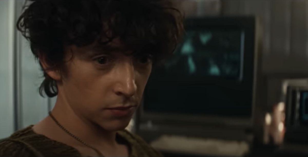 En el episodio 8 de "Alien: Earth", Boy Kavalier monitoreando lo que dice Wendy (Foto: FX Productions / 20h Television)