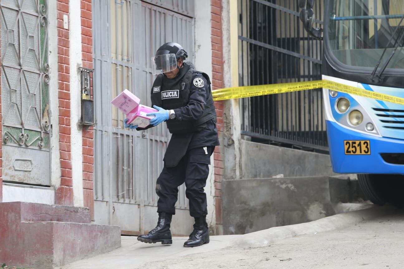 Personal de la Unidad de Desactivación de Explosivos de la Policía Nacional llegó al lugar para determinar qué tipo de explosivo fue el utilizado. (Foto: Allen Quintana / @photo.gec)