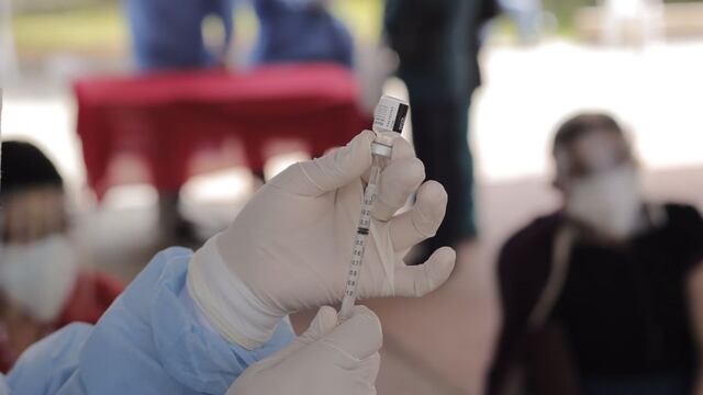 Ministerio de Salud investiga denuncias de uso de jeringas vacías en vacunación de adultos mayores