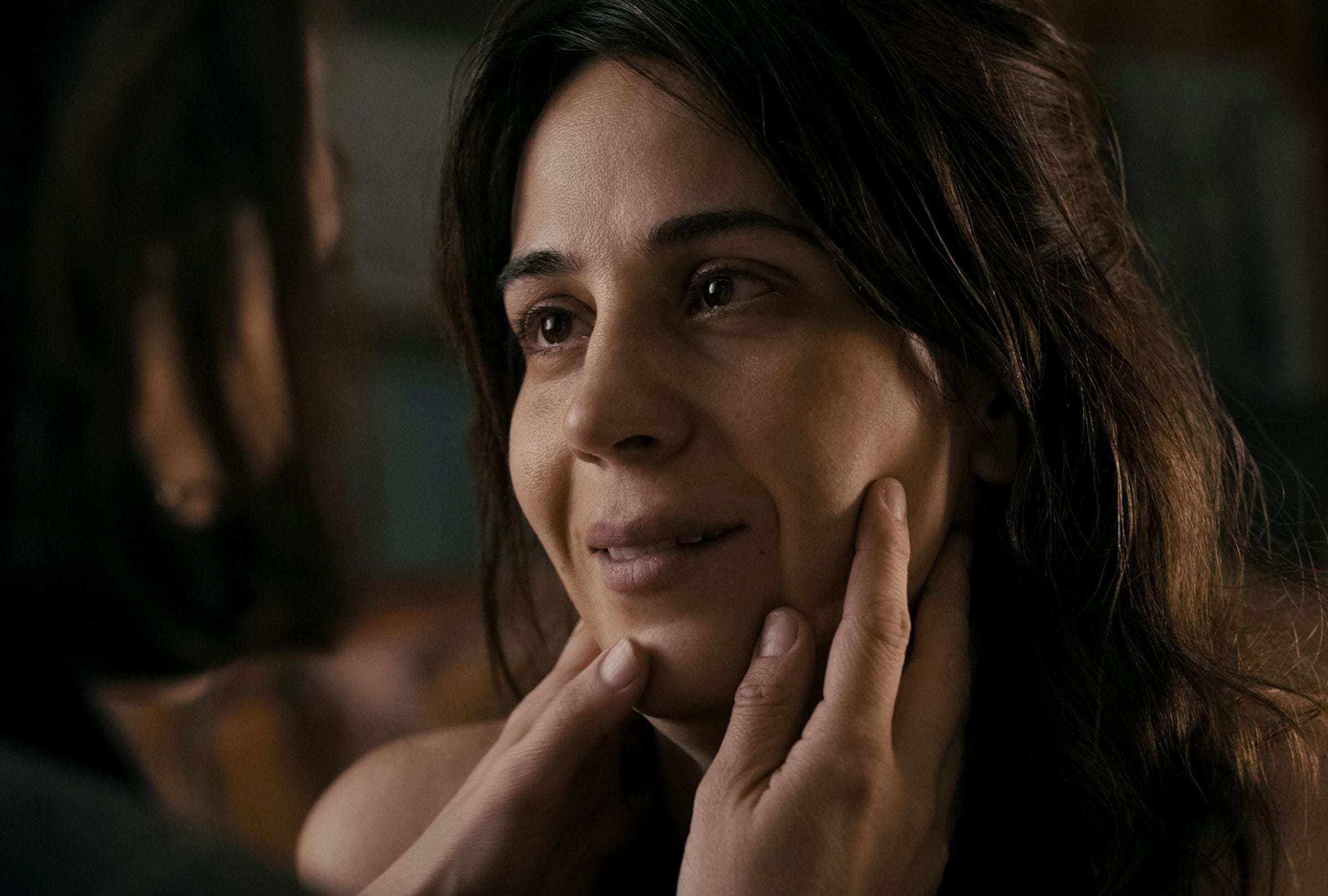 Renata (Cassandra Ciangherotti) recibe una agradable visita en la tercera historia de la película mexicana “Las locuras” (Foto: Netflix)