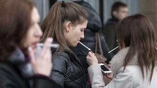 Francia: Evalúan permitir que se fume dentro de colegios ante amenaza terrorista
