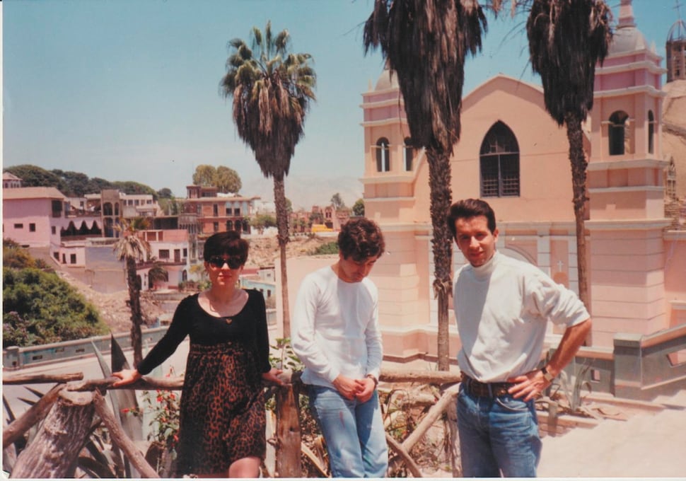 Los Prisioneros pasean por Barranco en su visita de 1991. Narea ya no formaba parte del grupo. La formación de entonces incluía a Cecilia Aguayo en los teclados. (Foto: Borrador Editores).