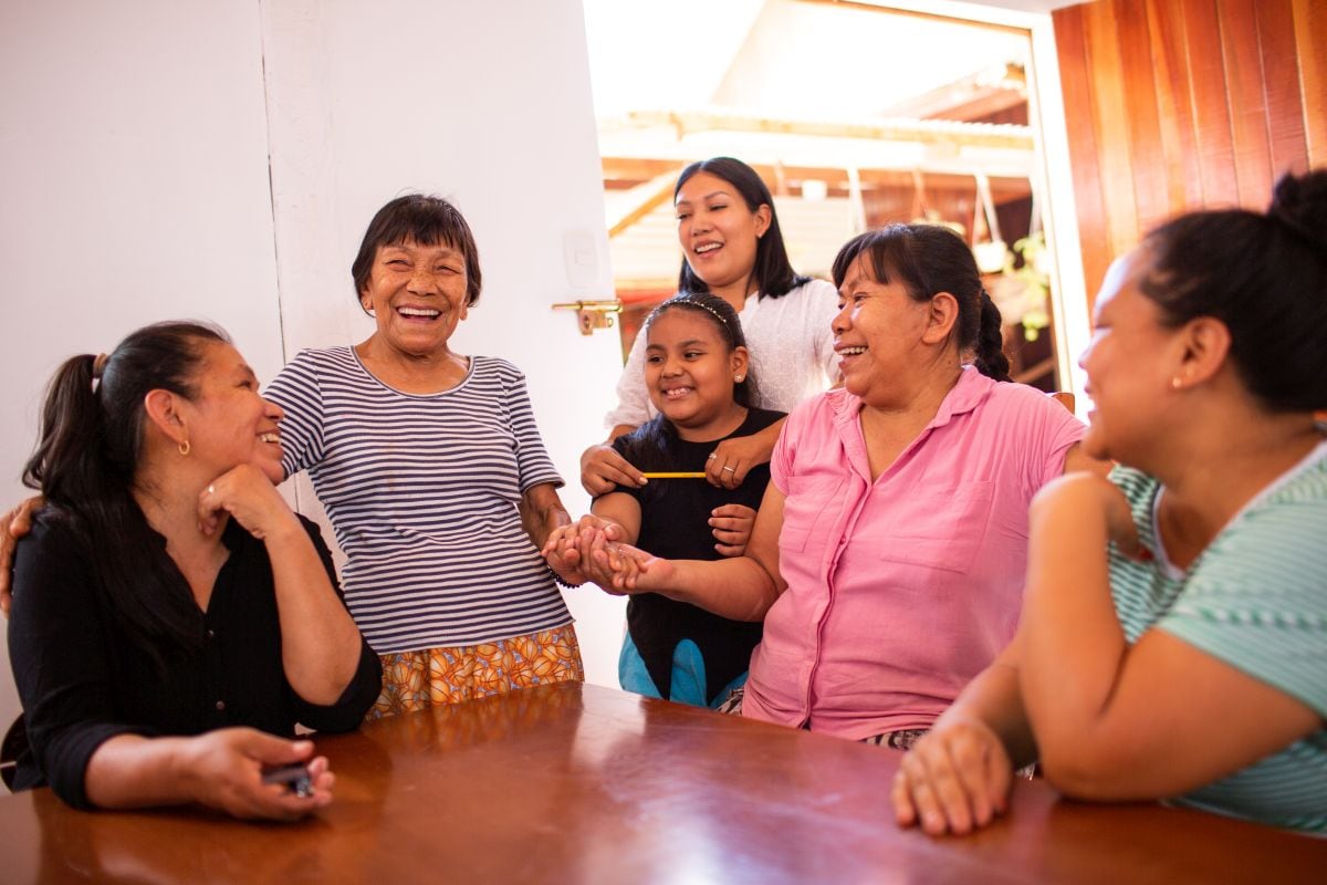El kené es una herencia enriquecida de generación en generación exclusivamente entre mujeres. En la foto, Flores comparte con integrantes de su familia. (Foto: Victor Idrogo - Patronato Cultural del Perú)