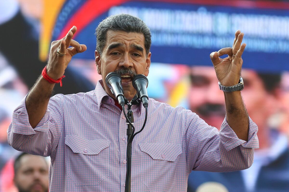 El presidente venezolano, Nicolás Maduro, habla con sus partidarios durante una manifestación en Caracas, el 27 de febrero de 2025. (Foto de Pedro MATTEY / AFP)