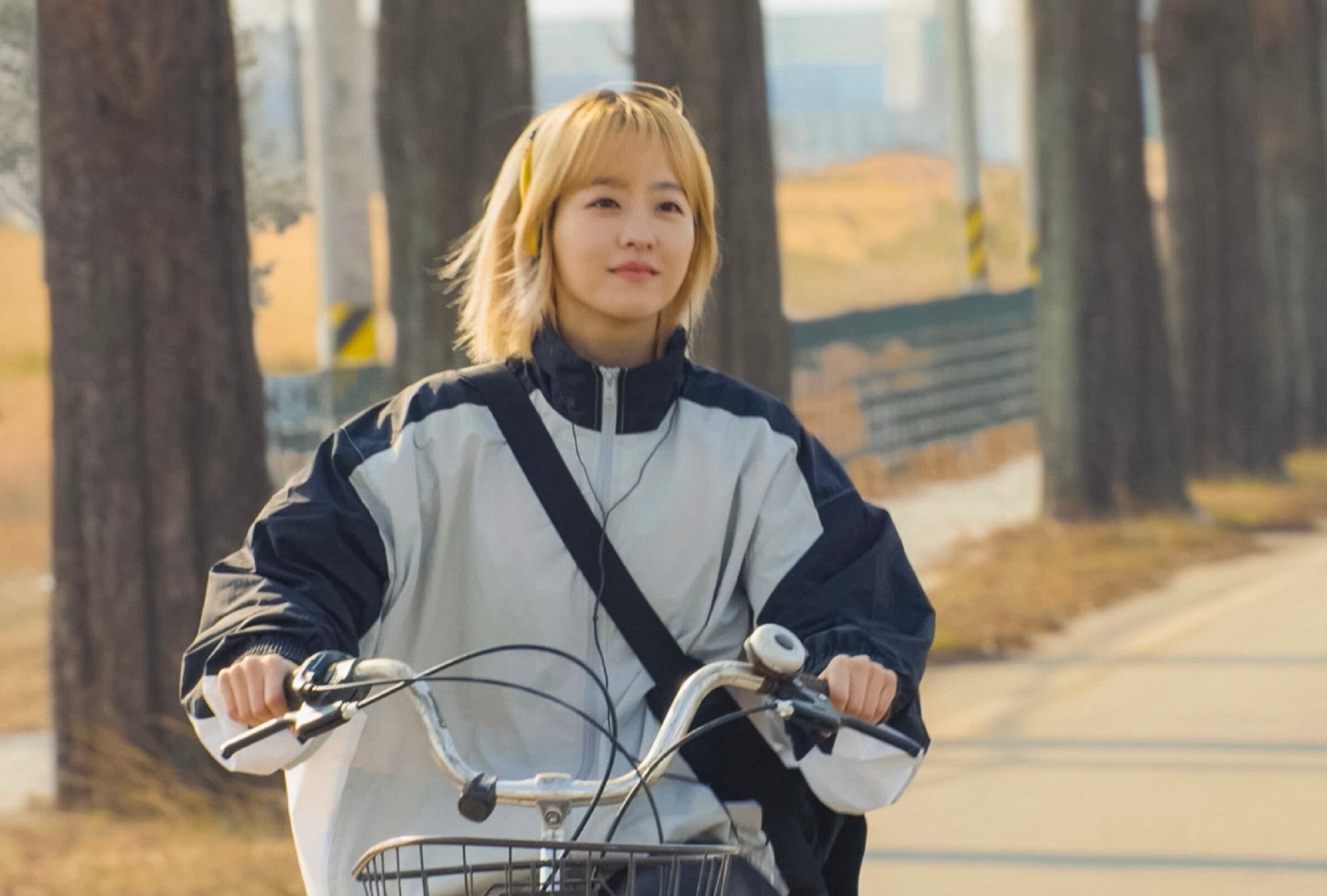 Yoo Mi-ji (Park Bo-young) intercambia de vida con su hermana gemela Yoo Mi-rae en la serie surcoreana "Nuestro Seúl por descubrir" (Foto: Netflix)