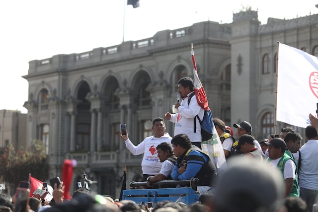 En la Plaza San Martín, el burgomaestre anunció ante sus seguidores que había sido invitado a dialogar en Palacio. Foto: Antonio Melgarejo/ @photo.gec