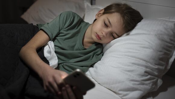 Expertos en salud infantil recomiendan limitar el uso de dispositivos electrónicos antes de acostarse.