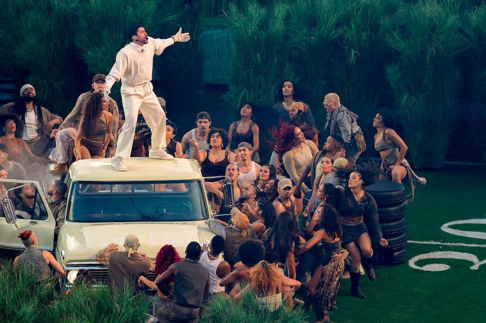 Una escena de coreografía al ritmo de género urbano se apoderó de la atención del estadio entero, que gritaba durante el show de medio tiempo del Super Bowl. (Foto: AFP)