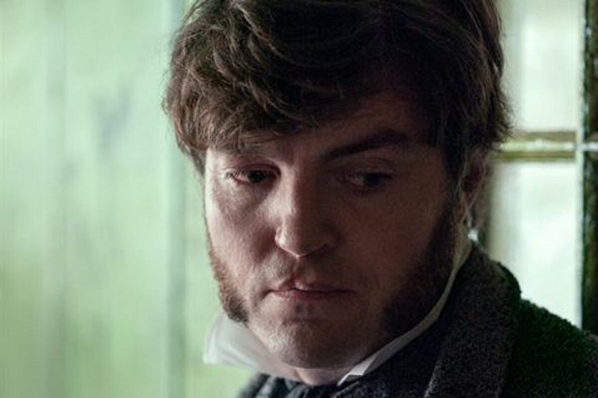 Tom Burke como William Byrne en la película "El prodigio" (Foto: Netflix)