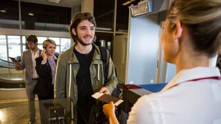 Conoce el motivo por el que las azafatas saludan a los pasajeros al abordar