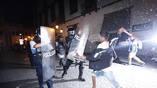 Cercado de Lima: ambulantes y fiscalizadores se enfrentaron en el frontis de la sede de la PCM