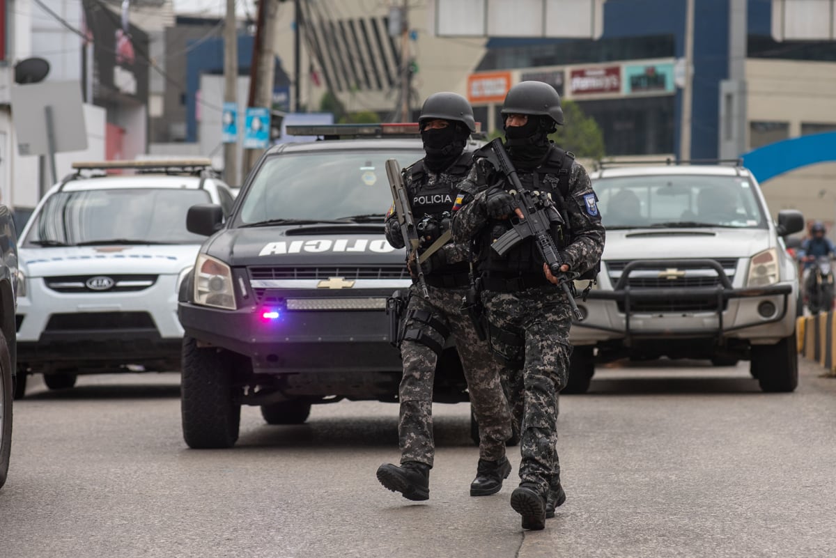 Policías realizan un operativo en la sede del canal de televisión TC, en Guayaquil, Ecuador, el 9 de enero de 2024. (Foto de Mauricio Torres / EFE)