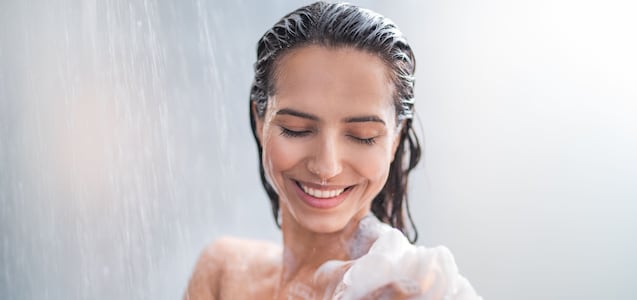 ¿Es mejor ducharse con agua fría o caliente?