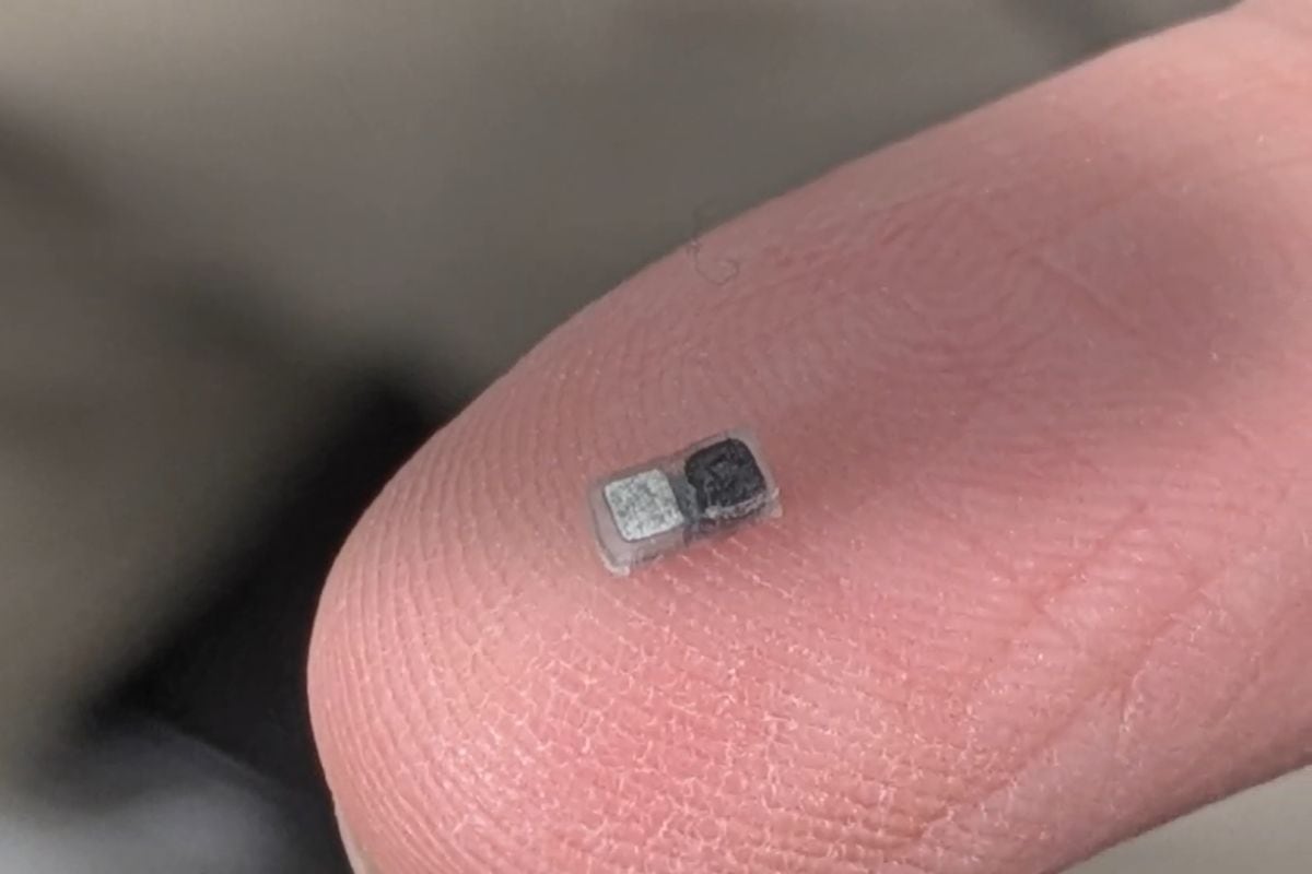 Este marcapasos mide apenas un milímetro de grosor y 3,5 milímetros de largo, y puede ser inyectado en el tórax mediante una jeringa. Se espera que esté listo para pruebas en humanos en dos o tres años.