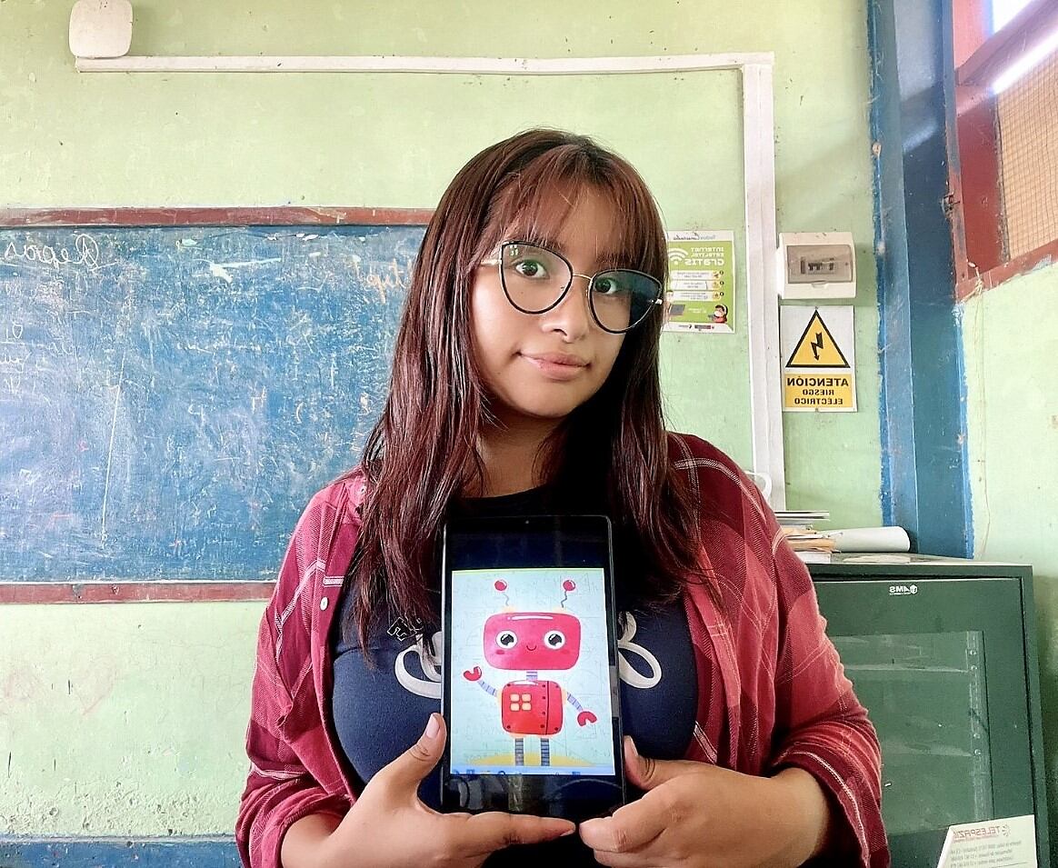 Loreto: Keytlin García, natural de Carhuaz (Áncash), es la profesora de primaria creadora robot digital 'Iway' para enseñar de manera lúdica a niños de comunidades en la selva peruana. (Foto Pronabec)