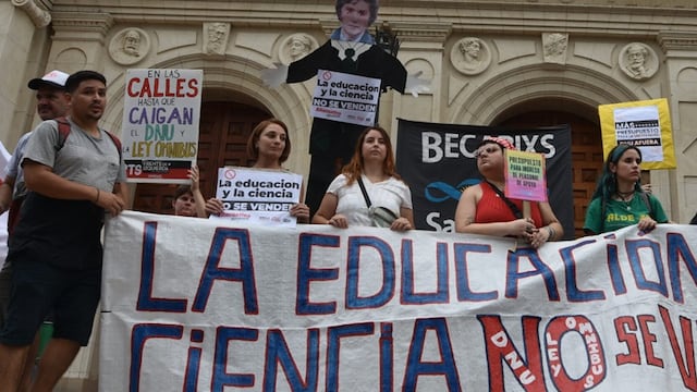 Recortes de fondos, despidos y un negacionista al mando del país: la crisis que atraviesan los científicos en Argentina