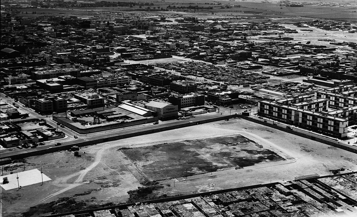 Una imagen aérea del terreno del futuro estadio de Matute, del club Alianza Lima, frente a la Unidad Vecinal del mismo barrio, el 18 de enero de 1966. (Foto: Archivo Histórico de El Comercio / Alberto del Rosario)
