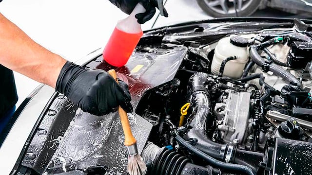 ¿Cómo limpiar el motor de un carro? (pasos para no dañar componentes)
