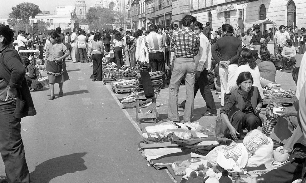 Lima, 10 de junio de 1981. Hubo comerciantes informales que fueron gustosos a 'Polvos Azules', pero otros se resistieron a hacerlo. (Foto: GEC Archivo Histórico)