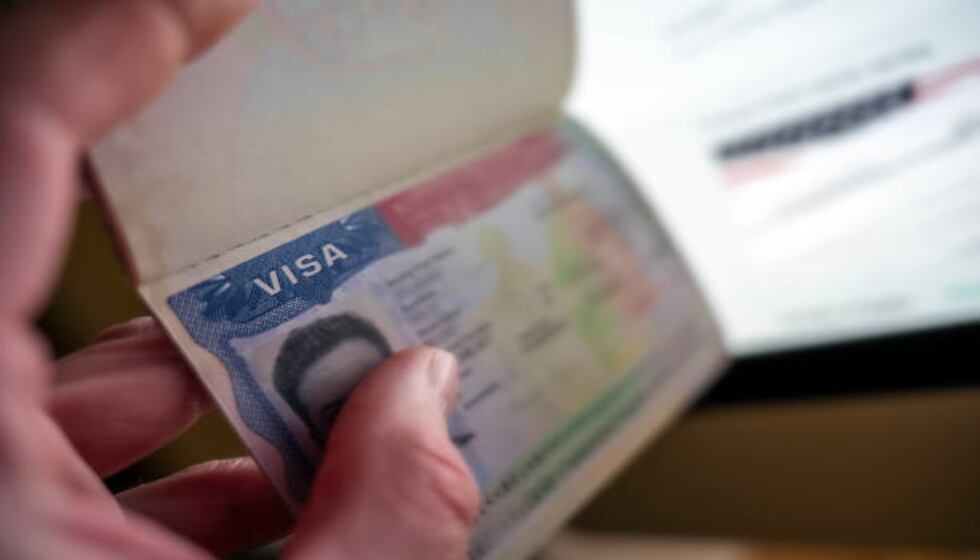 EE. UU. lanza advertencia a viajeros: HOY podrías perder tu visa si presentas pasaporte de esta forma. (Fuente: iStock)