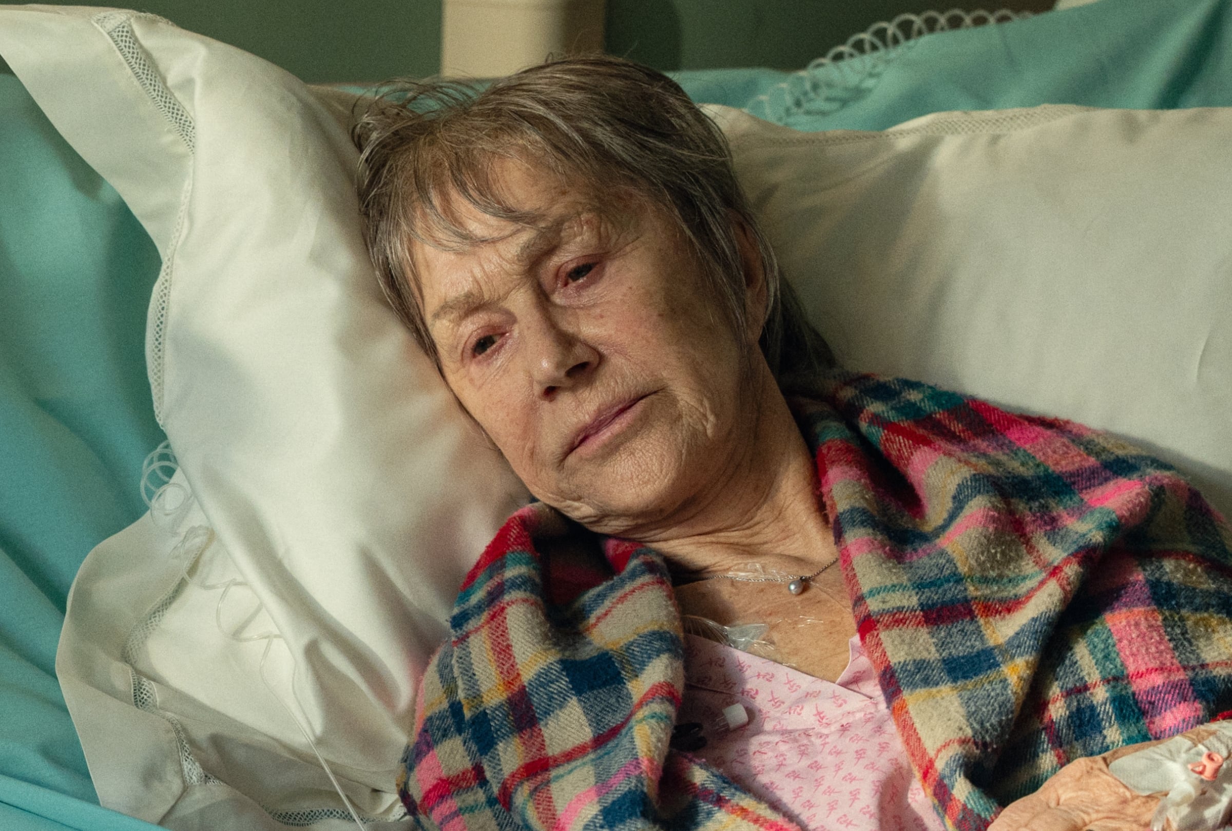 Helen Mirren como June en una escena de la película "Adiós, June" (Foto: Netflix)