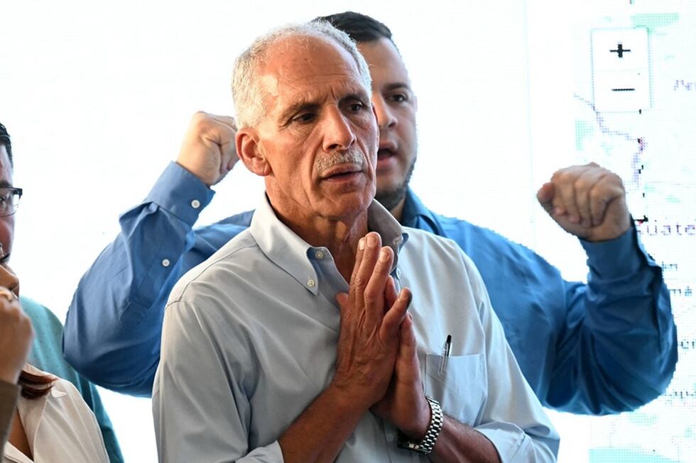 El presidencial del Partido Nacional de Honduras, Nasry Asfura, hace un gesto durante una conferencia de prensa en Tegucigalpa, el 1 de diciembre de 2025, un día después de las elecciones presidenciales. (Marvin RECINOS / AFP)