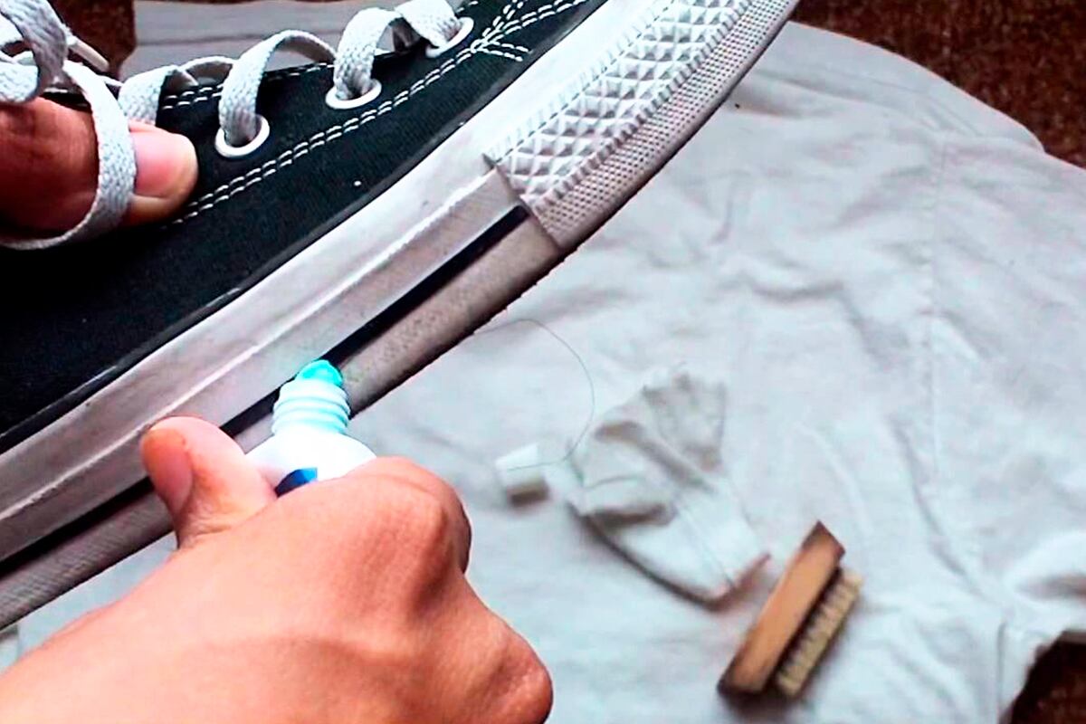 La goma de los zapatos puede ser pulida y blanqueada con un poco de pasta dental. Además, limpia los cordones con facilidad (Foto: @Freepick)