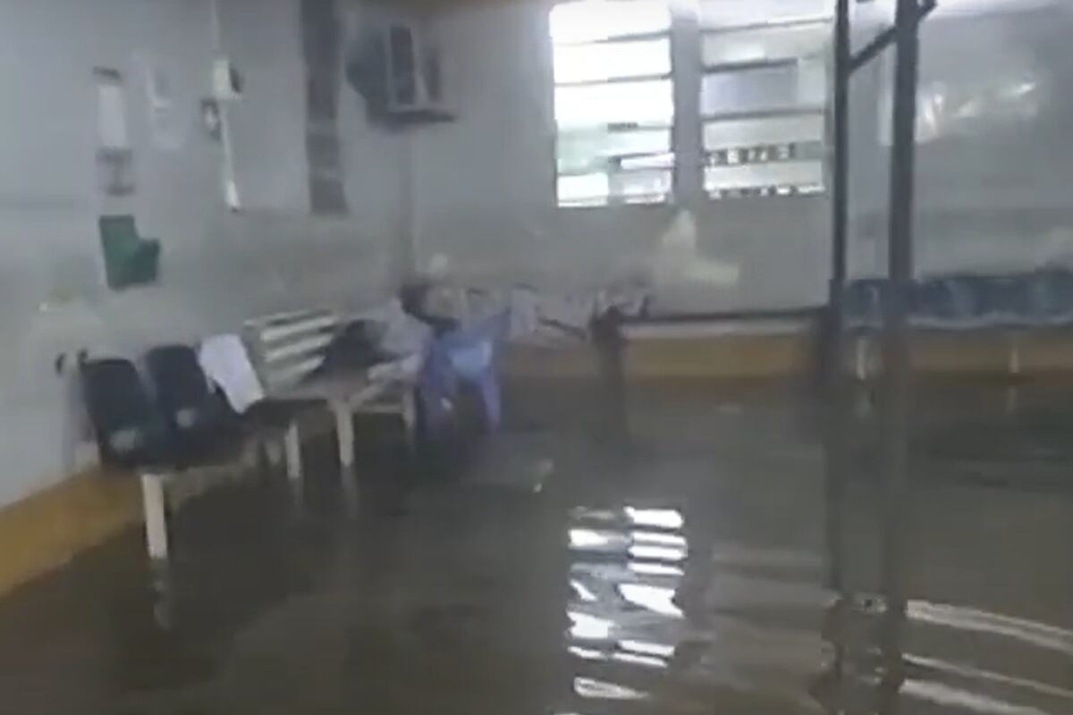 Hospital Regional José Alfredo Mendoza Olavarría se ve gravemente afectado por las lluvias. (Foto: Captura/BDP)