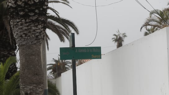 Vecinos de La Encantada constataron que en la urbanización hay señalizaciones firmadas tanto por las Municipalidad de Surco como por la Municipalidad de Chorrillos (foto: César Bueno).