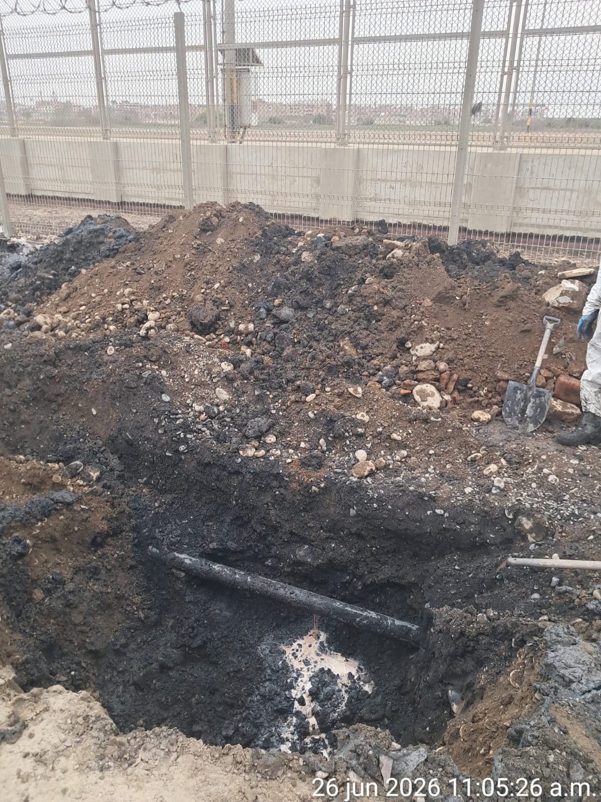 Imagen que mostraría presuntas tuberías clandestinas que, aparentementer, pertenecerían a empresas informales que operan en la zona. (Foto: LAP)