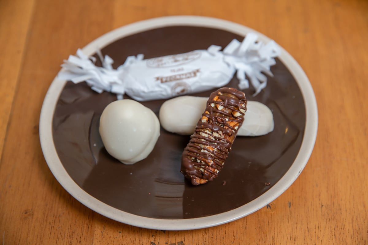 Clásicas tejas elaboradas con manjar blanco, con relleno de pecana y bañados en un nevado tradicional.