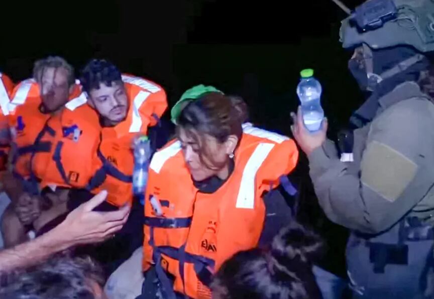 Un soldado israelí pasa agua a quienes se encuentran a bordo del Madleen con destino a Gaza (Crédito: Ministerio de Asuntos Exteriores de Israel)
