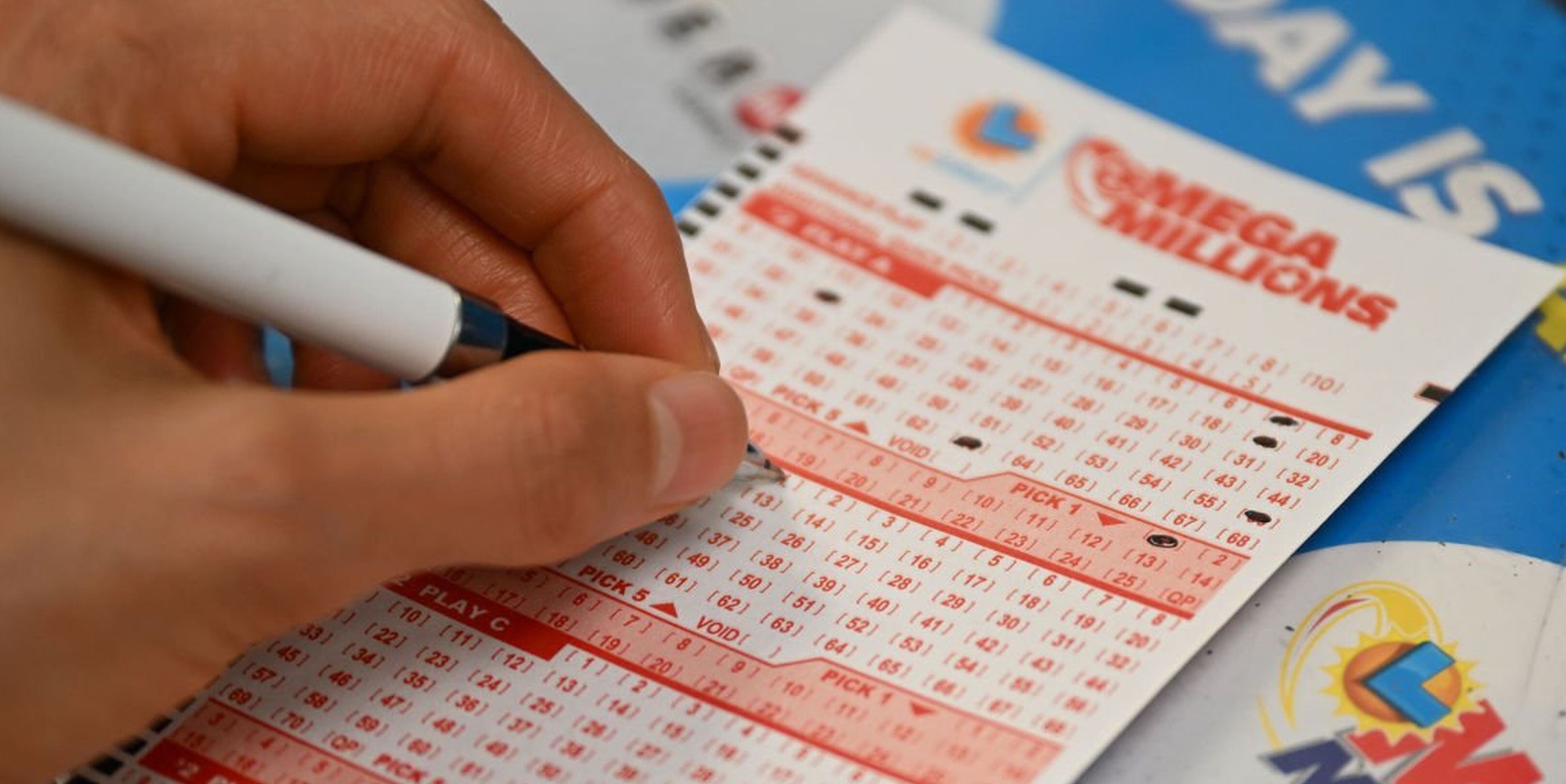 Los boletos de Mega Millions cuestan $5 por jugada, con un multiplicador incluido. (Foto: Tayfun Coskun / Anadolu Agency vía Getty Images)
