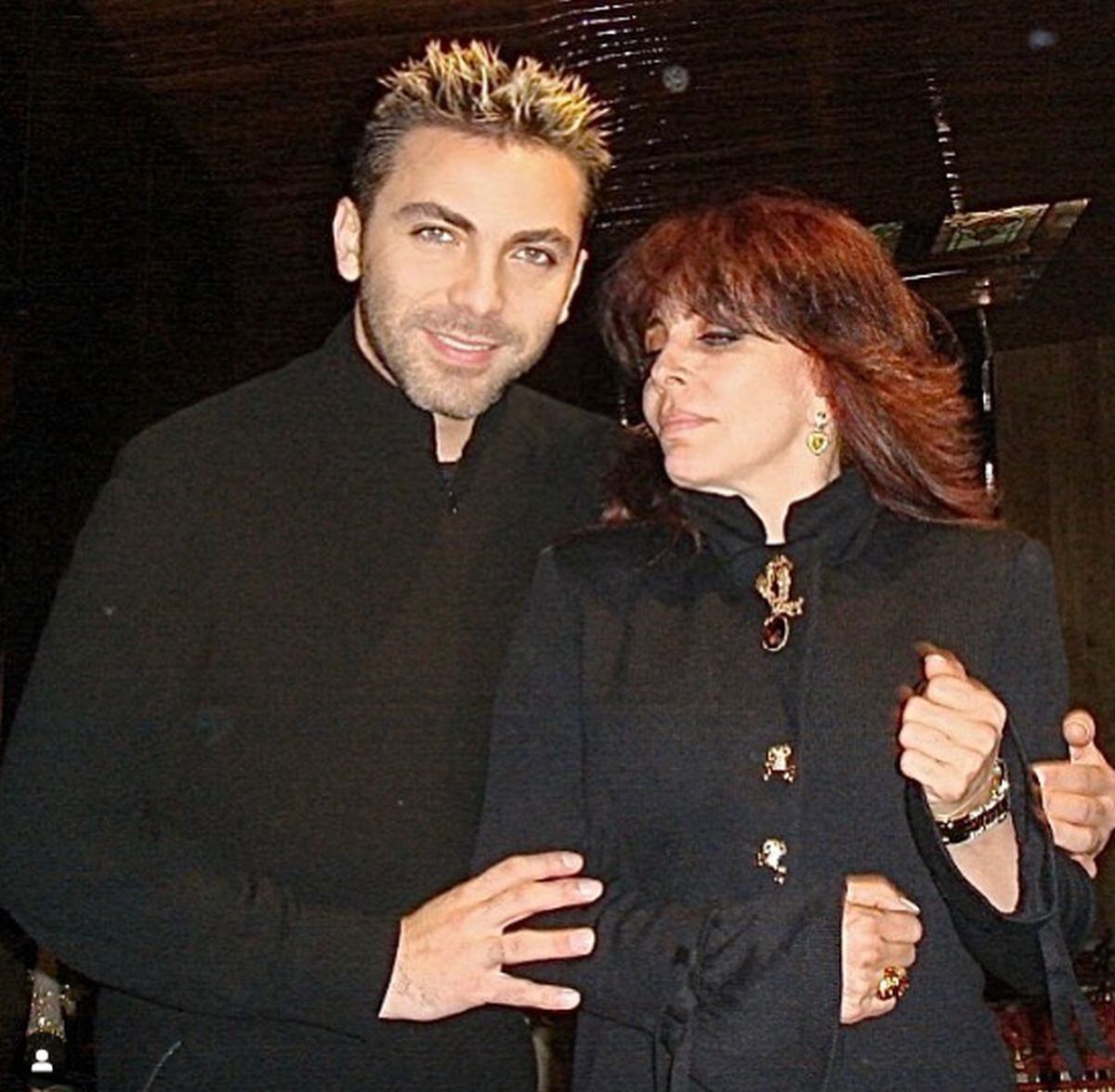 El cantante al lado de su madre Verónica Castro, con quien posa para la cámara (Foto: Cristian Castro / Instagram)