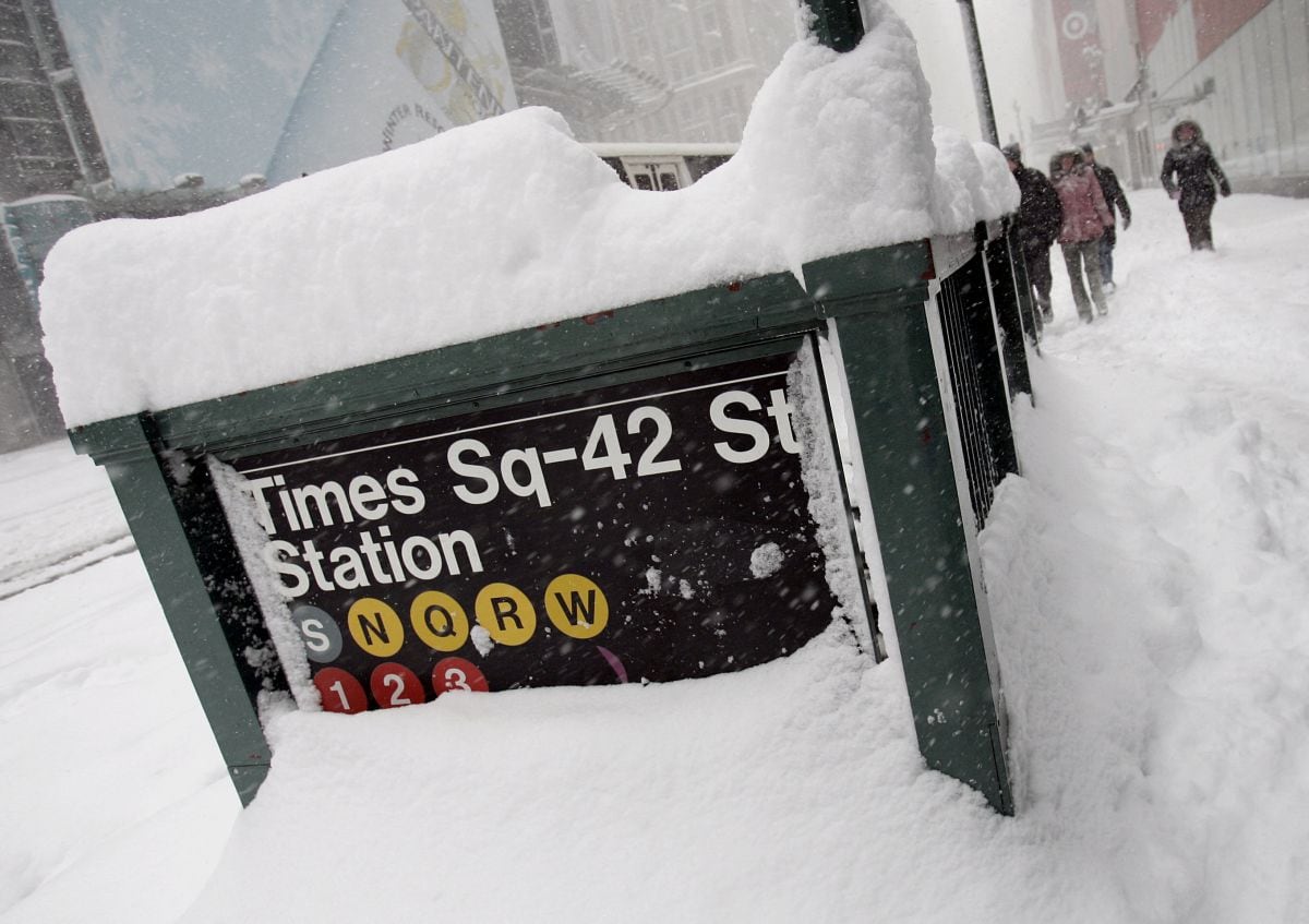 La entrada del metro de la calle 42 está sepultada por la nieve en Times Square el 12 de febrero de 2006, cuando una gran tormenta azotó los estados del Atlántico medio y el noreste (Foto: Timothy A. Clary / AFP)
