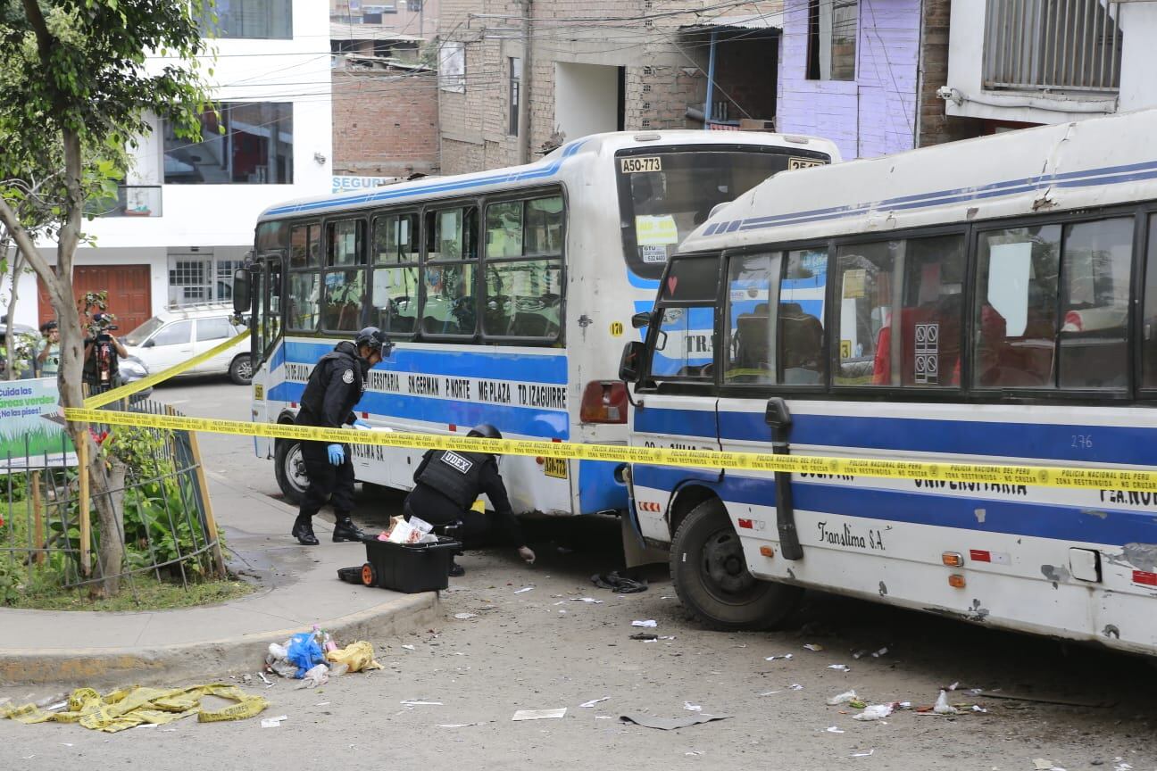 Los delincuentes dejaron el explosivo entre los buses de empresa de transporte, estacionados a un lado del parque 27 de Octubre. (Foto: Allen Quintana / @photo.gec)